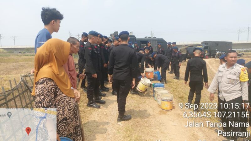 Kemarau Panjang, Batalyon D Pelopor Satbrimob Polda Metro Jaya Salurkan Air Bersih di Cikarang