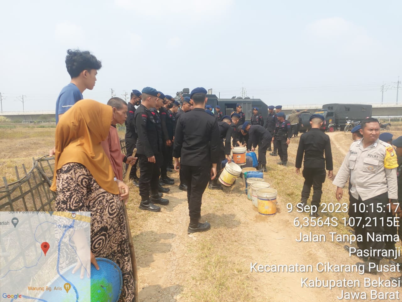 Kemarau Panjang, Batalyon D Pelopor Satbrimob Polda Metro Jaya Salurkan Air Bersih di Cikarang