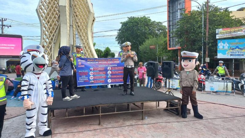 Polres Labuhanbatu Penyuluhan tertib berlalu lintas dan bagikan Brosur serta Sticker di _Car Free Day_ Rantauprapat