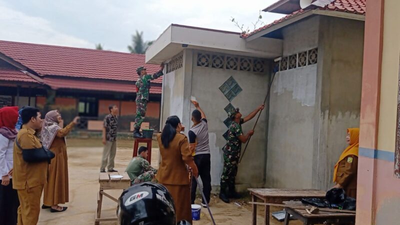 Sinergitas TNI POLRI Anggota Koramil 06/Selakau Gotong Royong Laksanakan Pengecetan Mushola Sekolah Dasar 