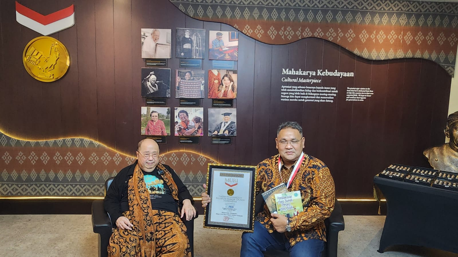 Dua buku yang ditulis Teguh Santosa mendapatkan pengakuan dari Museum Rekor Dunia-Indonesia (MURI)