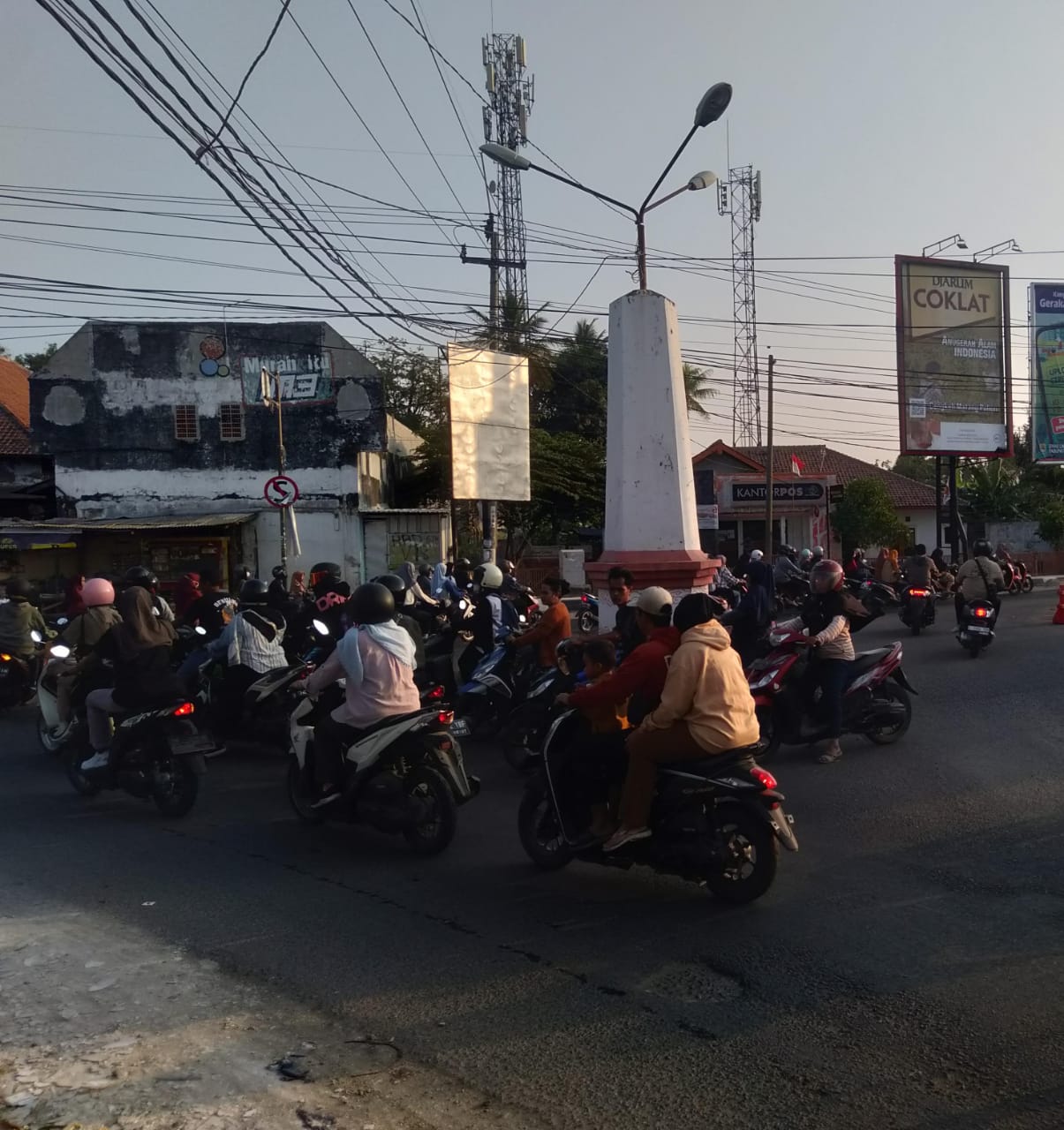 Masyarakat Ramai Keluhkan Lampu Merah Jatiseeng-Cirebon Yang Sudah Mati 6 Bulan