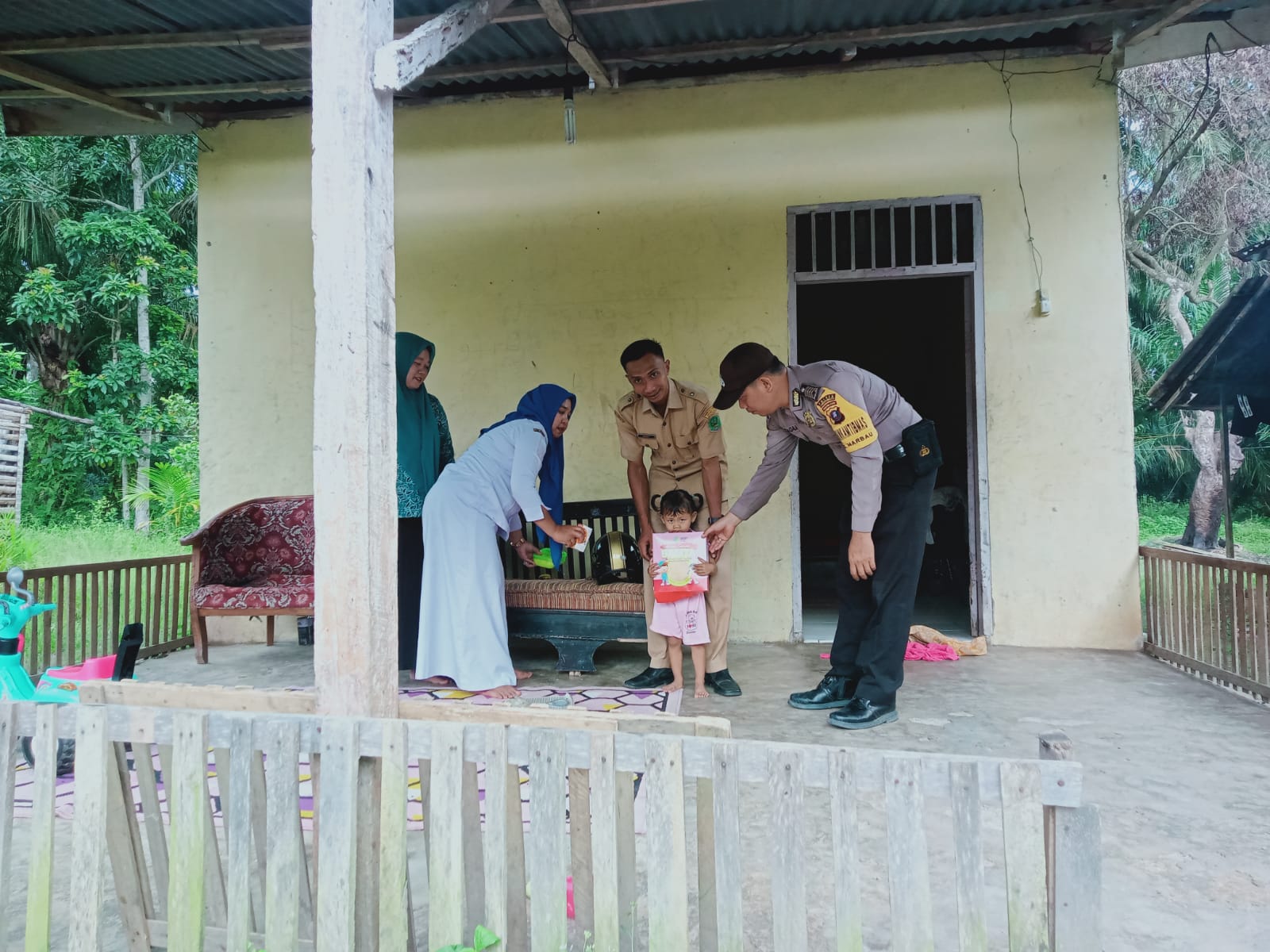 TIM STUNTING POLRES LABUHANBATU MEMBERIKAN DUKUNGAN KEPADA ANAK-ANAK YANG TERGOLONG STUNTING