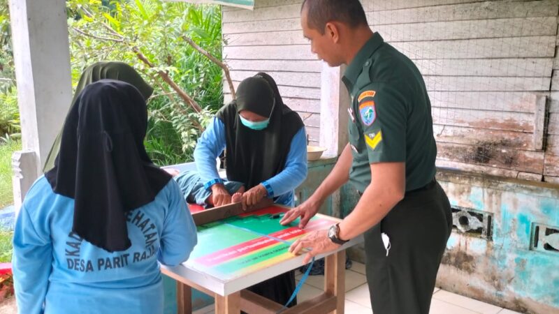 Peduli Kesehatan Balita Babinsa Parit Raja Dampingi Bidan Desa Laksanakan Posyandu