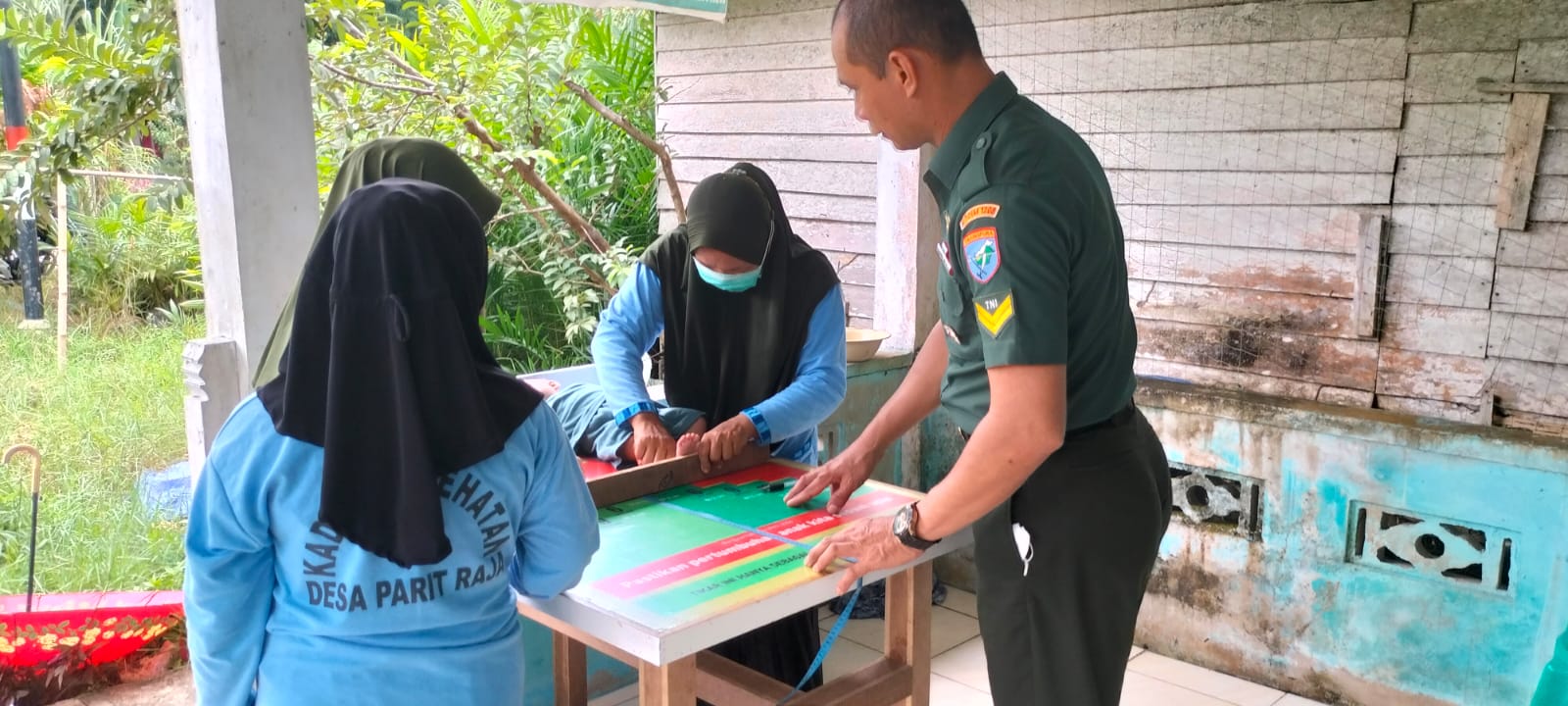 Peduli Kesehatan Balita Babinsa Parit Raja Dampingi Bidan Desa Laksanakan Posyandu