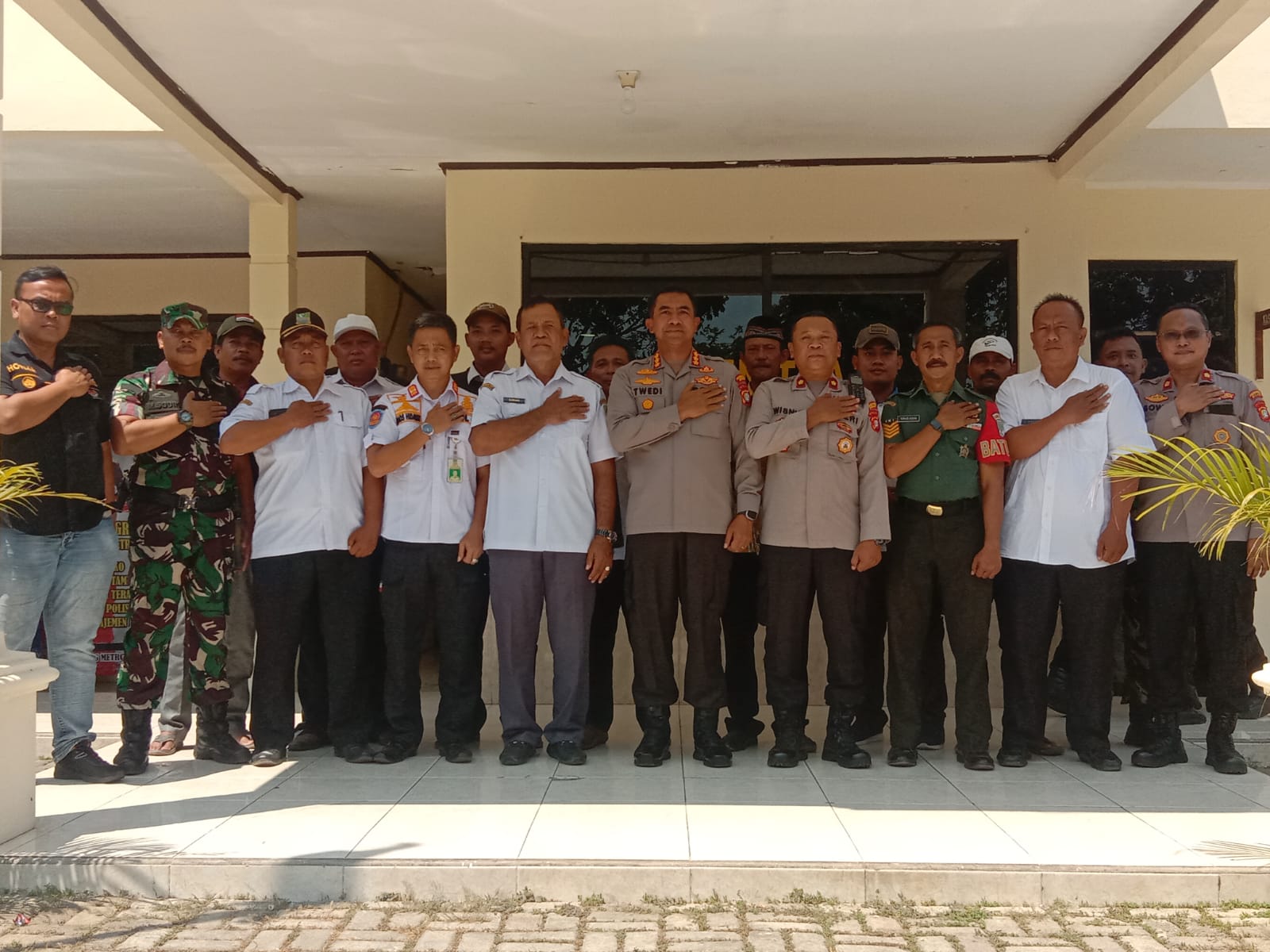 Polres Metro Bekasi Giat Rembug Warga Di Halaman Polsek Cabangbungin Bersama Muspika Kecamatan Cabangbungin 