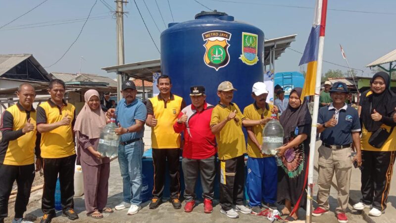 Polres Metro Bekasi Bagikan Air Bersih Pada Warga Muaragembong Bersama Muspka Kecamatan Muaragembong