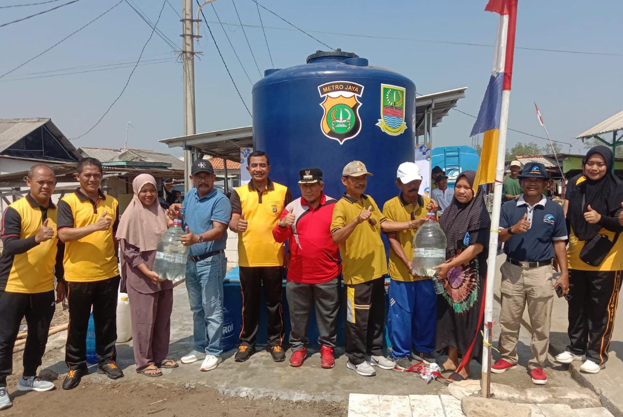 Polres Metro Bekasi Bagikan Air Bersih Pada Warga Muaragembong Bersama Muspka Kecamatan Muaragembong