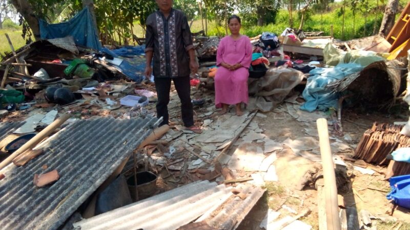 Rumah Tidak Layak Huni Roboh Diterjang Angin Puting Beliung Akibat Tidak Ada Perhatian Pemerintah 