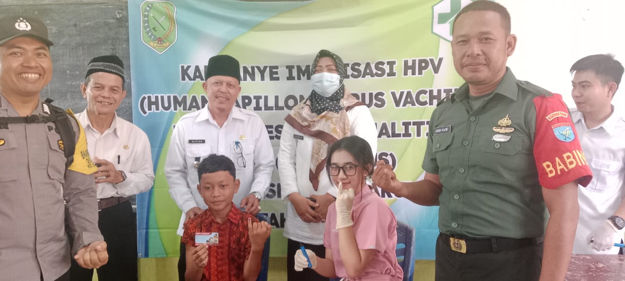 Babinsa Semparuk Dampingi Nakes Laksanakan Pemberian Imunisasi Japanese Encephalitis