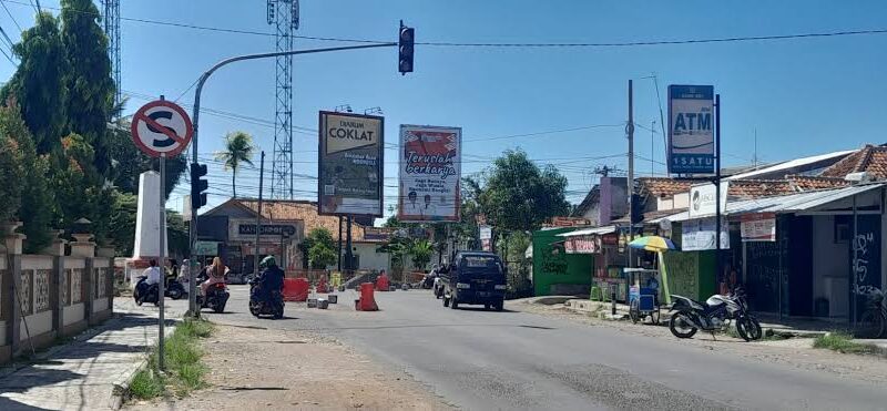 Dikeluhkan Warga Lampu Merah Jatiseeng Tak Kunjungi Diperbaiki, Raden Hamzaiya sudah 7 Bulan belum ada kepastian. 