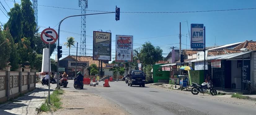 Dikeluhkan Warga Lampu Merah Jatiseeng Tak Kunjungi Diperbaiki, Raden Hamzaiya sudah 7 Bulan belum ada kepastian. 