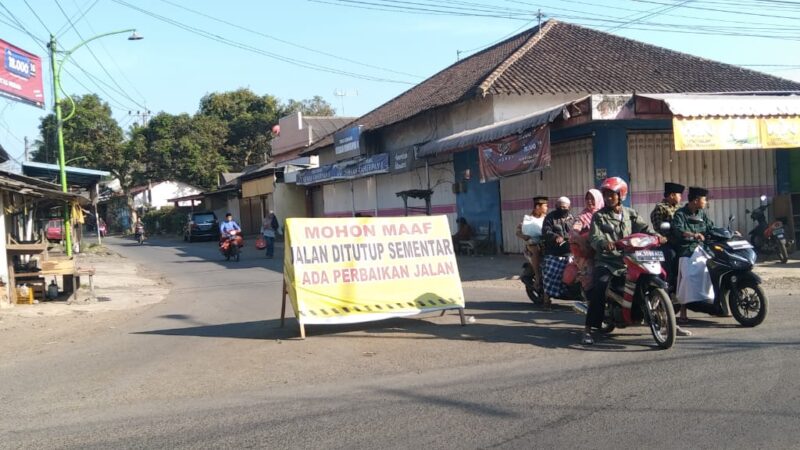 Selama Proses Pengecoran Jalan Tutup Total Tidak Boleh di Lewati 