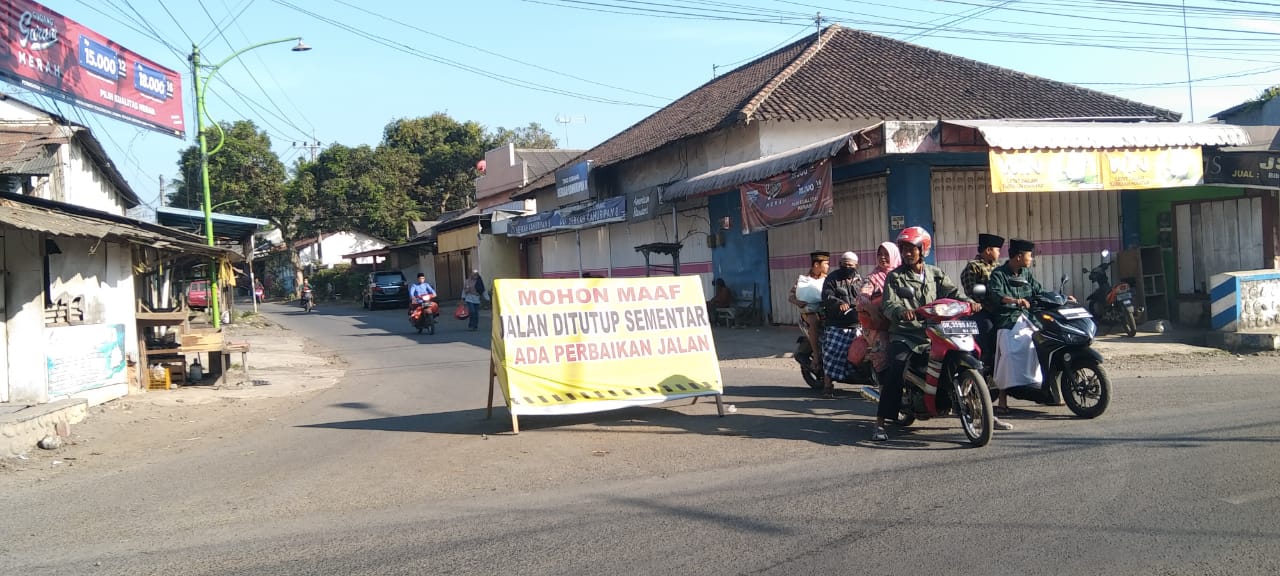 Selama Proses Pengecoran Jalan Tutup Total Tidak Boleh di Lewati 