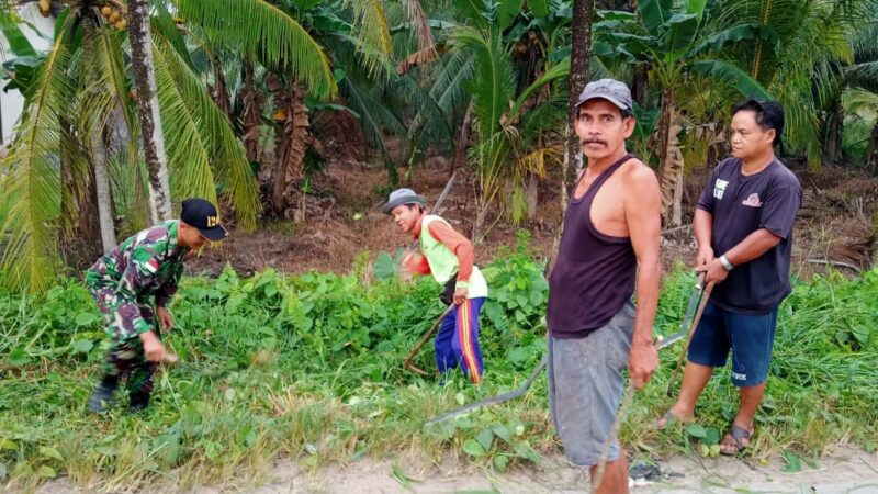 Babinsa Sungai Toman Gotong Royong Bersama Warga Bersihkan Bahu Jalan Dan Parit