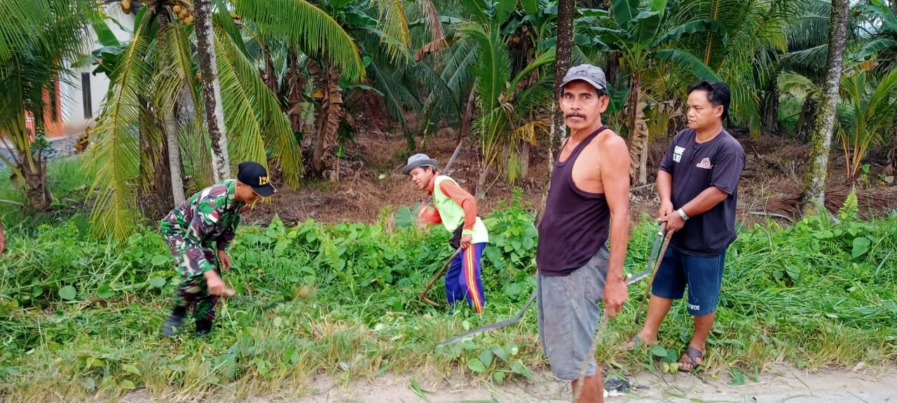 Babinsa Sungai Toman Gotong Royong Bersama Warga Bersihkan Bahu Jalan Dan Parit