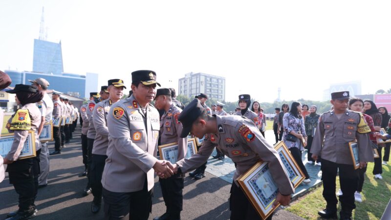 Kapolda Jatim Beri Penghargaan Untuk 216 Personel Polri dan PNS Polda Jatim