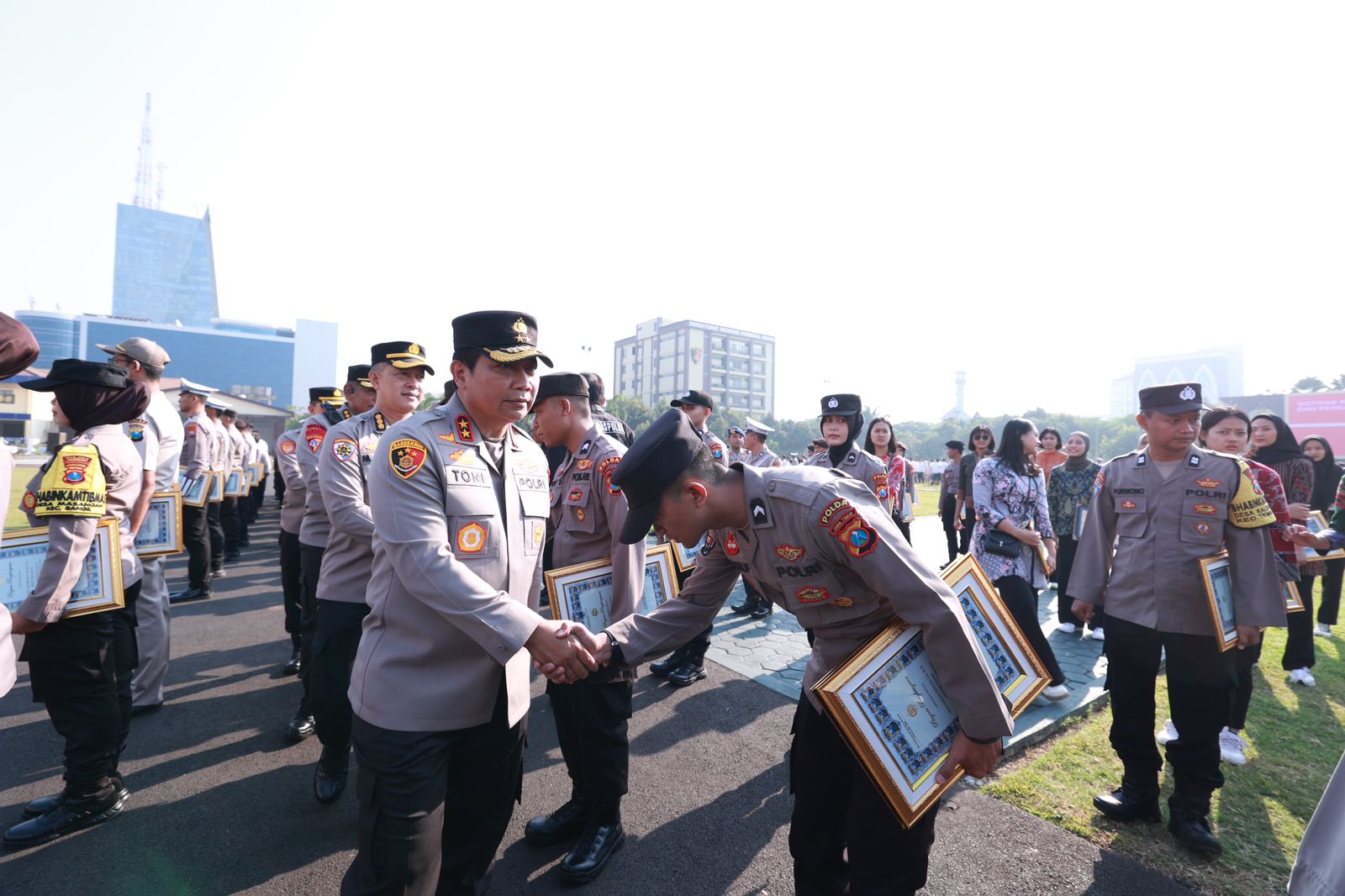 Kapolda Jatim Beri Penghargaan Untuk 216 Personel Polri dan PNS Polda Jatim