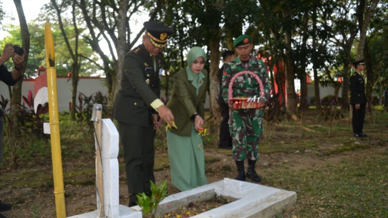 Memperingati HUT Ke -78 TNI, Dandim 1208/Sambas Hadiri Ziarah Nasional Dan Tabur Bunga Di TMP Kab. Sambas