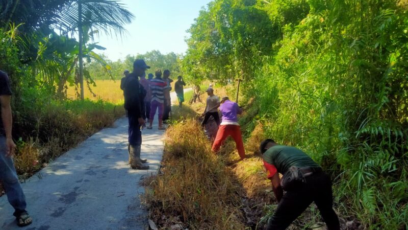 Babinsa Batu Makjage Bersama Warga Gotong- Royong Perbaiki Pipa Air Bersih 