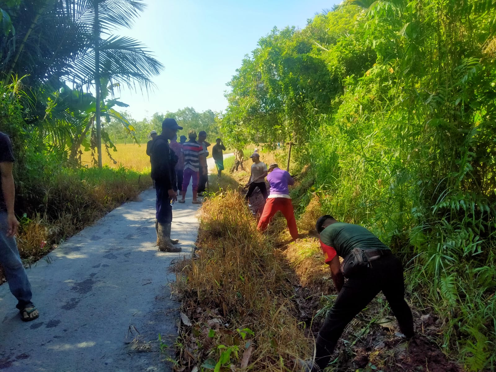 Babinsa Batu Makjage Bersama Warga Gotong- Royong Perbaiki Pipa Air Bersih 