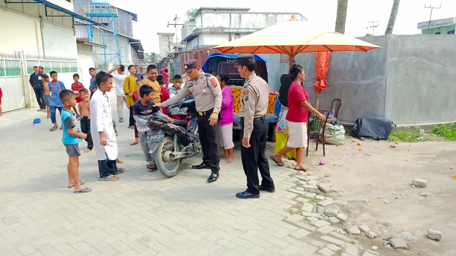 PERSONEL POLSEK KUALUH HILIR LAKSANAKAN PATROLI DIALOGIS DAN AJAK WARGA MENJAGA SITUASI KONDUSIF