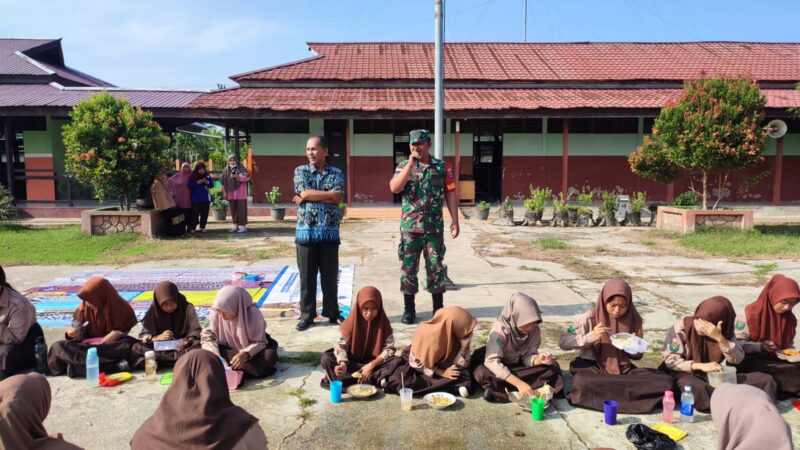 Berikan Materi Wawasan Kebangsaan Babinsa Nunuk Sambangi SMP Negeri 01 Jawai Selatan