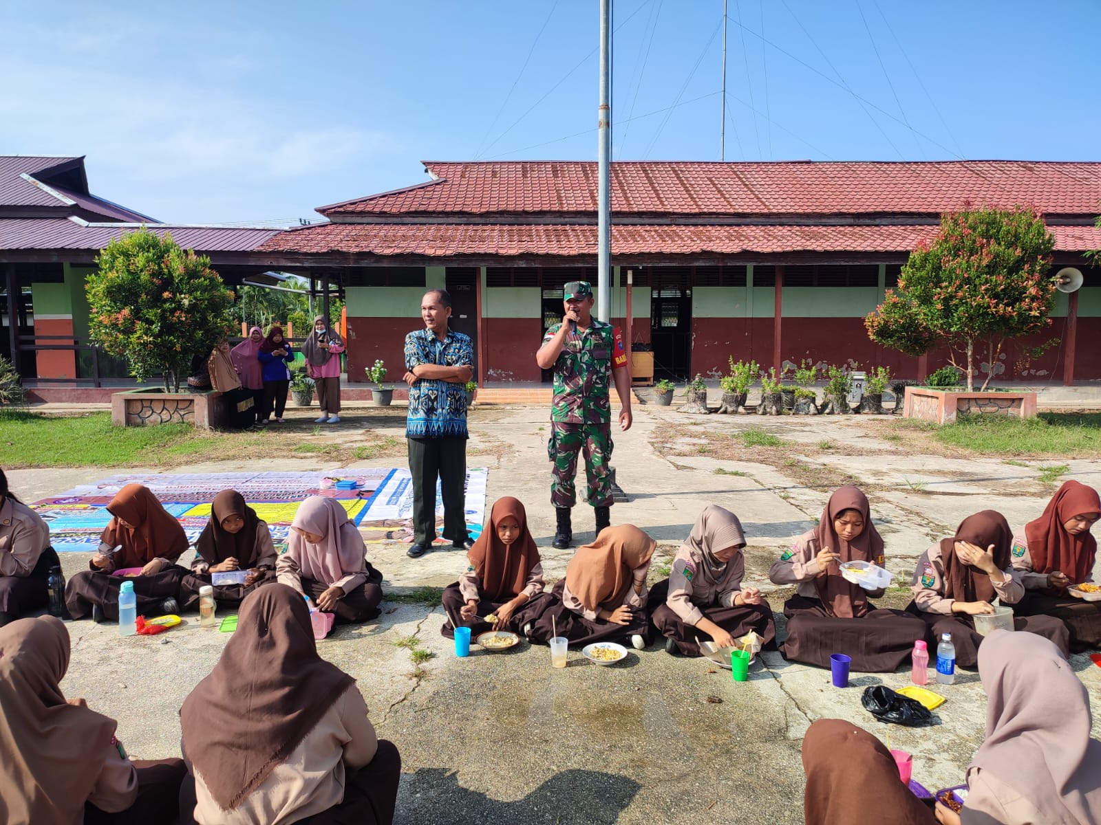 Berikan Materi Wawasan Kebangsaan Babinsa Nunuk Sambangi SMP Negeri 01 Jawai Selatan