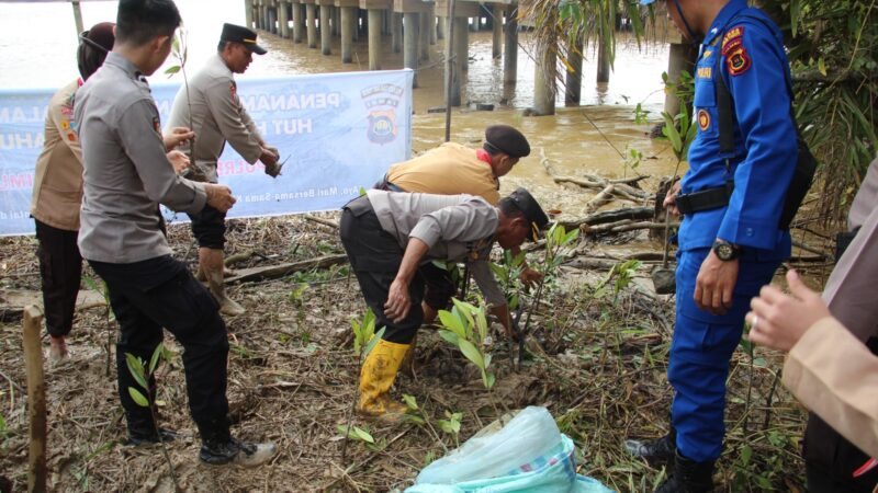 Dalam Rangka HUT Humas Polri ke-72, Polda Jambi Beserta Polres Jajaran Laksanakan Penanaman Pohon Secara Serentak Seluruh Indonesia