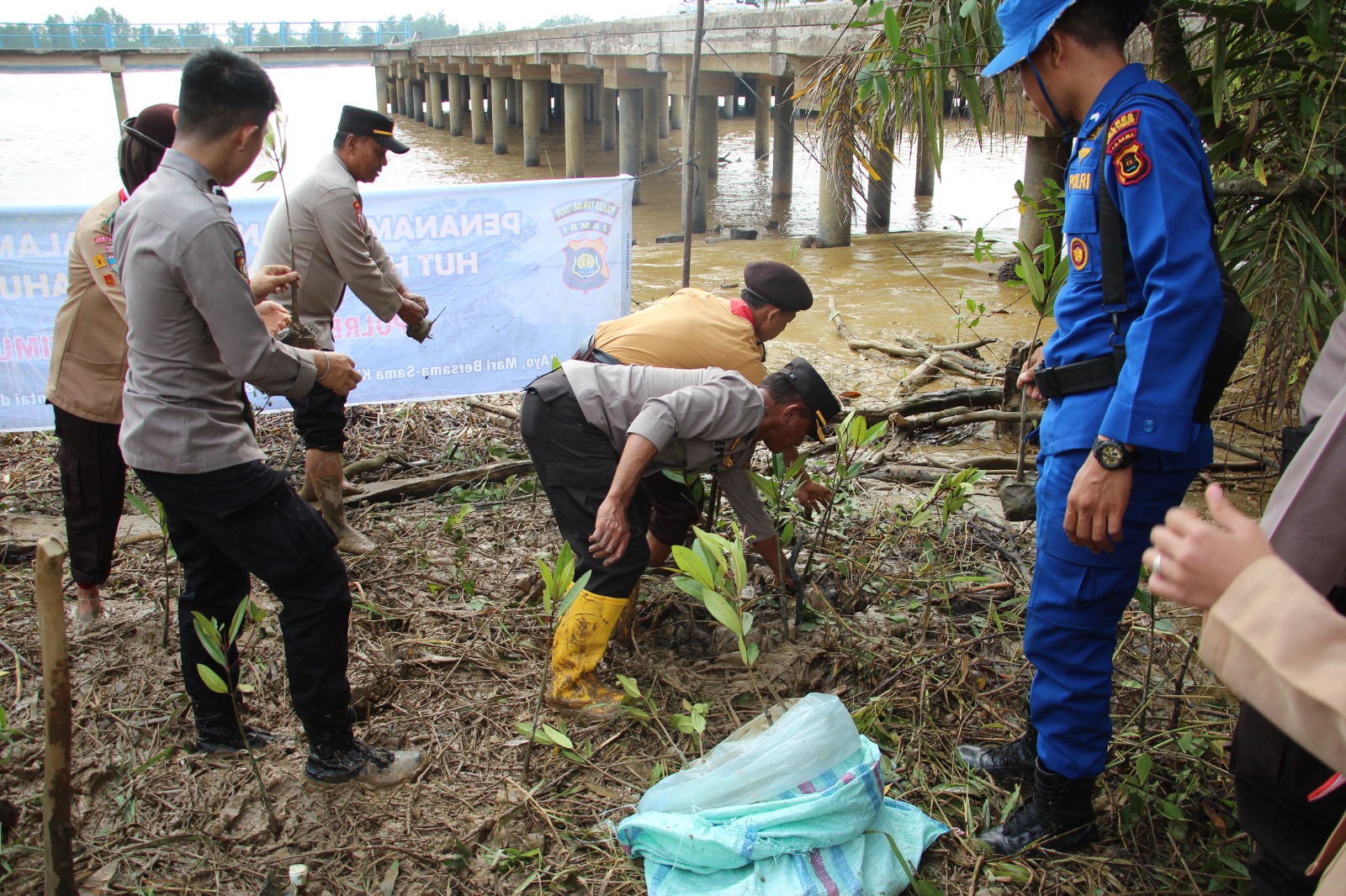 Dalam Rangka HUT Humas Polri ke-72, Polda Jambi Beserta Polres Jajaran Laksanakan Penanaman Pohon Secara Serentak Seluruh Indonesia