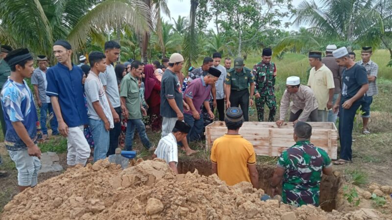 Bela Sungkawa Komandan Kodim 1208/Sambas Melayat Kerumah Anggota Yang Berduka Dan Ikuti Proses Pemakaman 