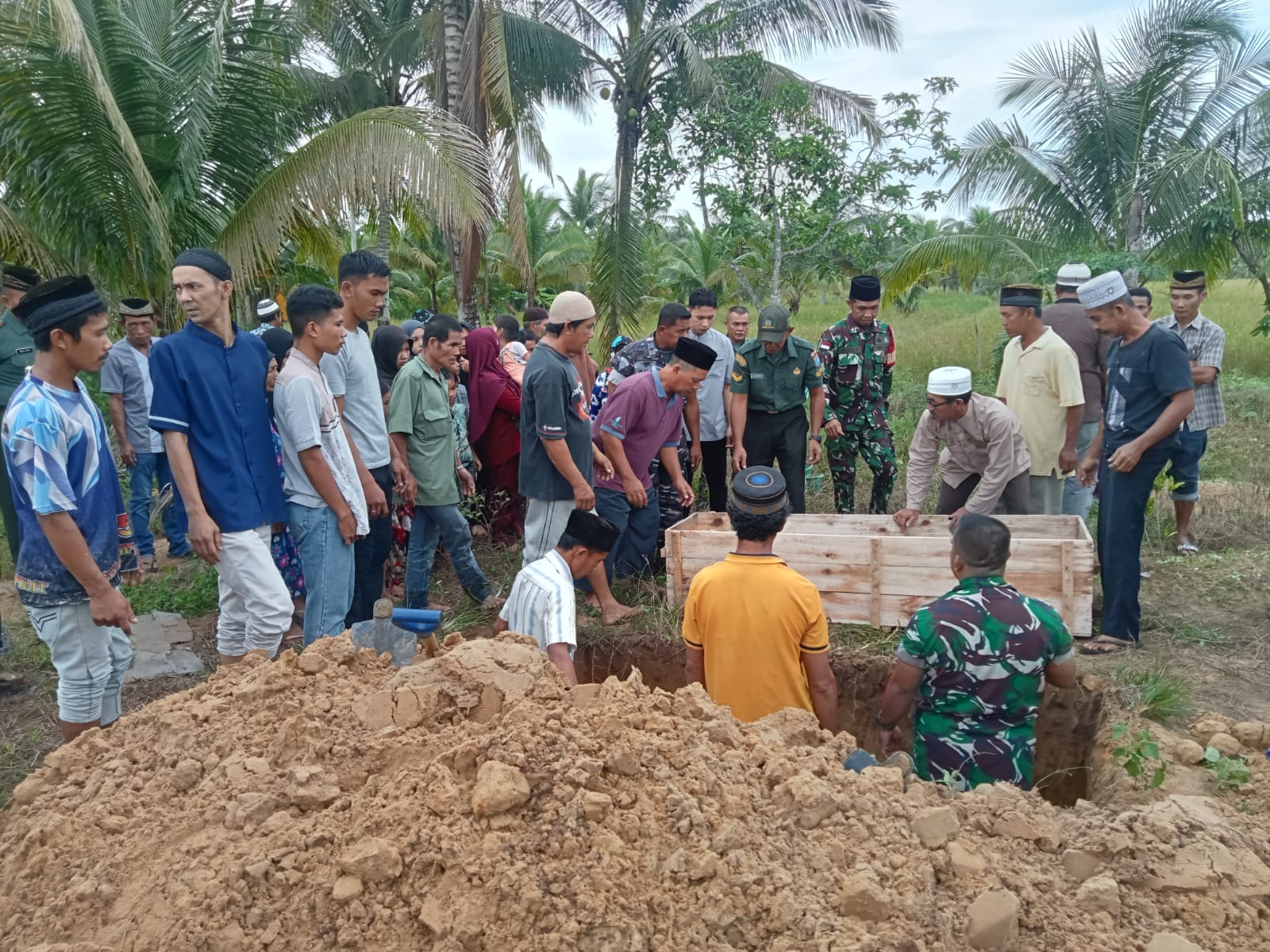 Bela Sungkawa Komandan Kodim 1208/Sambas Melayat Kerumah Anggota Yang Berduka Dan Ikuti Proses Pemakaman 