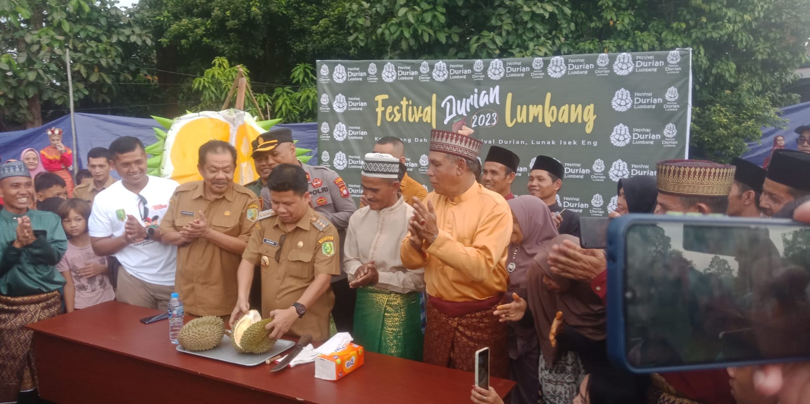 Komandan Kodim 1208/Sambas Hadiri Festival Makan Durian Lumbang Kec. Sambas