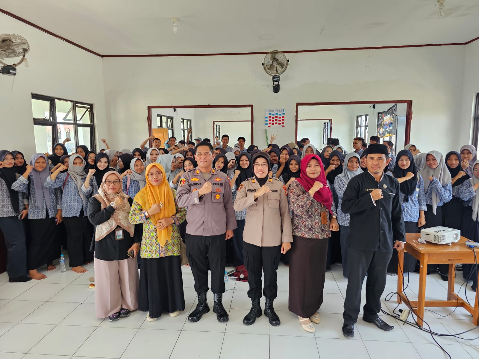 Polsek Muaragembong Giat Sosialisasi Penerimaan Anggota Polri Di SMA