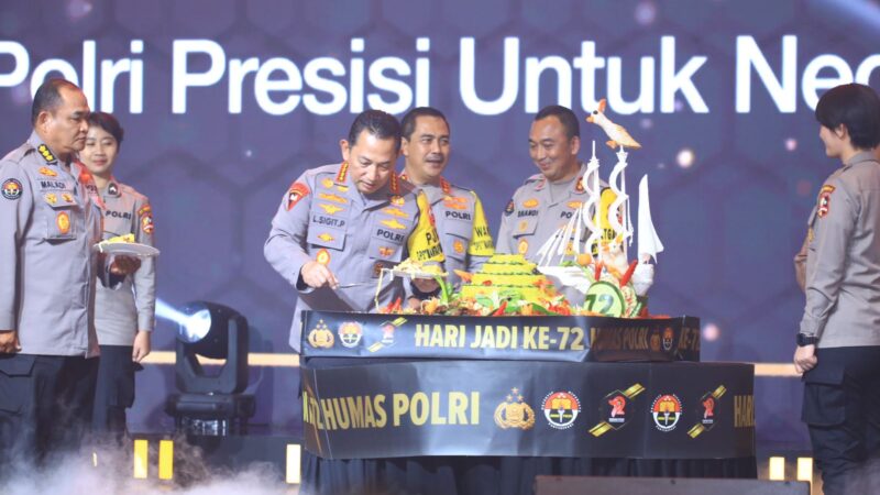 Dua Hadiah Untuk Divisi Humas Polri Dari Kapolri