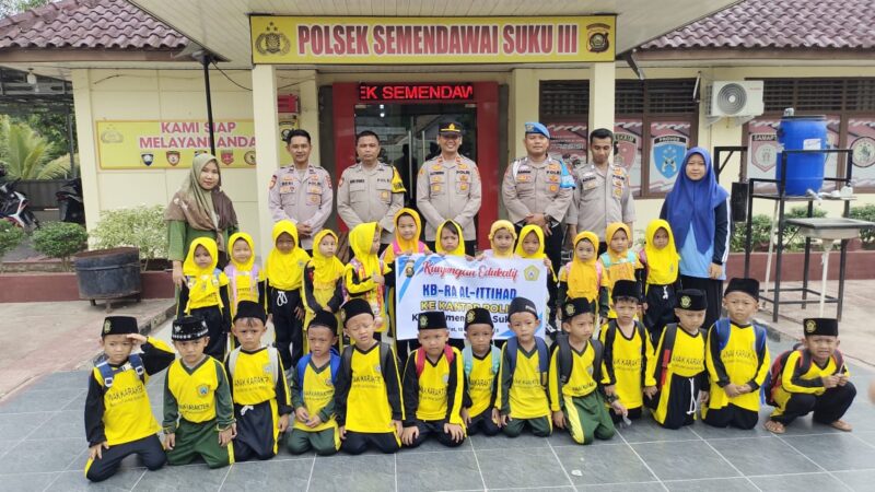 Polisi Sahabat Anak, 131 Siswa-Siswi Yayasan R.A.Al-ITTIHAD Kunjungan Edukatif ke Polsek Semendawai Suku III