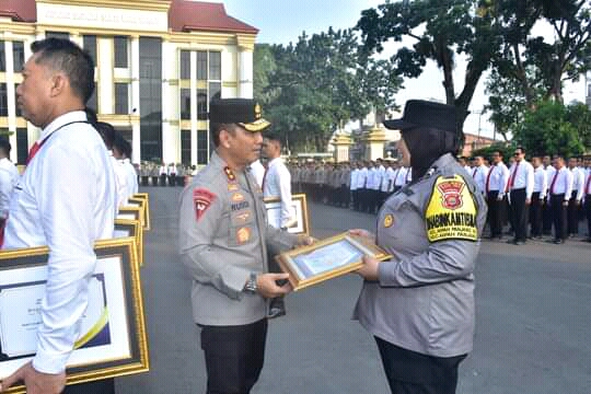 Pimpin Apel Pagi,Kapolda Jambi Berikan Penghargaan Kepada Personel Yang Berprestasi 