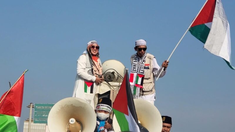 Luar Biasa ! Muslimah Cantik Kibarkan Bendera Palestina di Atas Mobil Komando Pesantren At Taqwa Saat Aksi Akbar Bela Palestina Cikarang