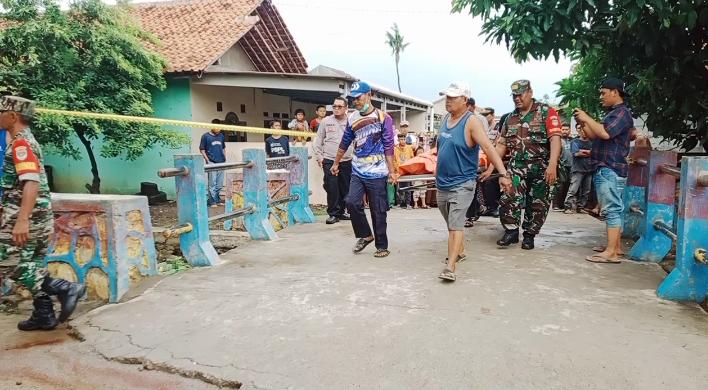 Naas , Seorang Kakek Meregang Nyawa Bersimbah Darah , Leher Nyaris ...