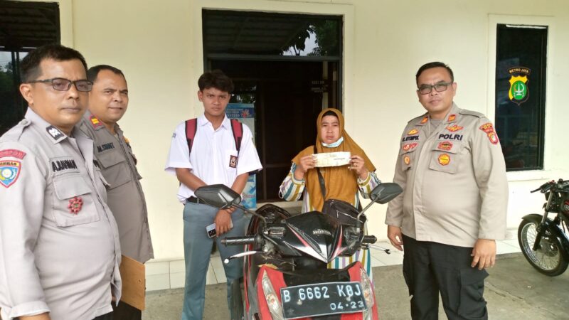 Kapolsek Pebayuran Menyerahkan Sepeda Motor Kepada Pemiliknya, Yang Sebelumnya Dinyatakan Hilang di Halaman Parkir SMAN 1 Pebayuran