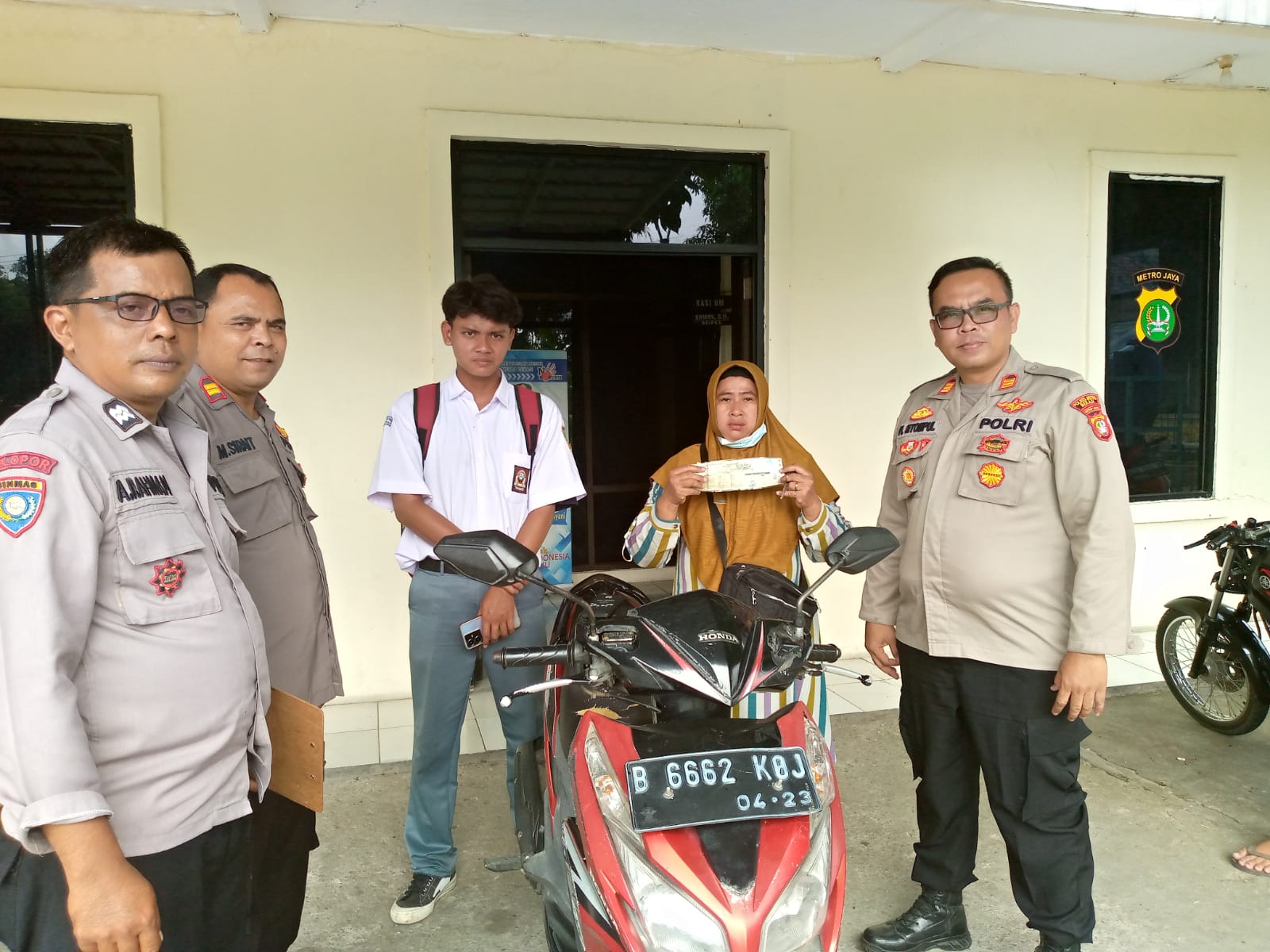 Kapolsek Pebayuran Menyerahkan Sepeda Motor Kepada Pemiliknya, Yang Sebelumnya Dinyatakan Hilang di Halaman Parkir SMAN 1 Pebayuran