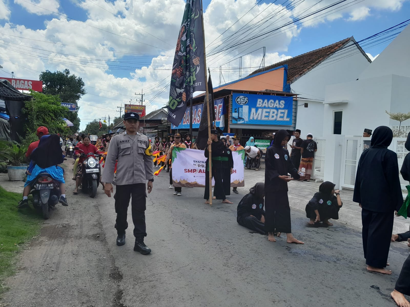 PERAN AKTIF BABINSA DAN BHABINKAMTIBMAS DALAM GELAR KARYA PESERTA DIDIK YPBM AL QODIRIYAH