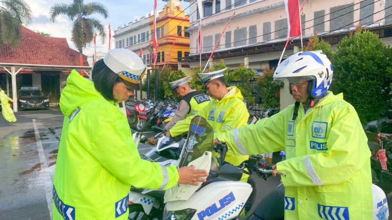 Siap Bertugas, Sat Lantas Polres Gowa Apel Pakai Jas Hujan