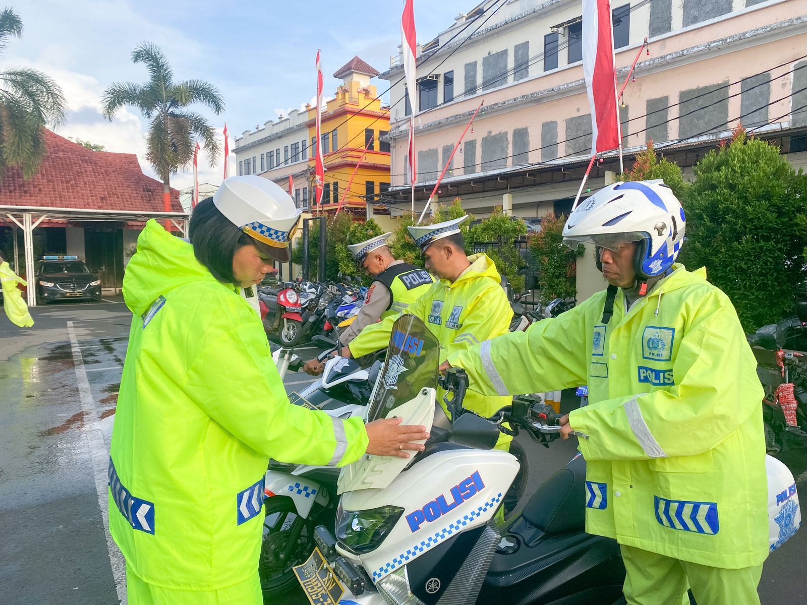 Siap Bertugas, Sat Lantas Polres Gowa Apel Pakai Jas Hujan