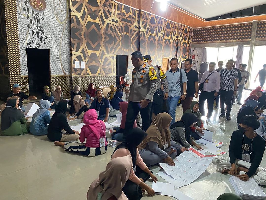 Kapolres Tanjung Balai Melakukan Monitoring Dalam Penyortiran Pelipatan Surat Suara Pemilu Tahun 2024