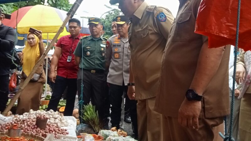 Kunjungan Pemantauan Harga Kebutuhan Pokok Pj Gubernur Sulawesi Selatan bersama Kapolda Sulawesi Selatan Dipasar Induk Minasa