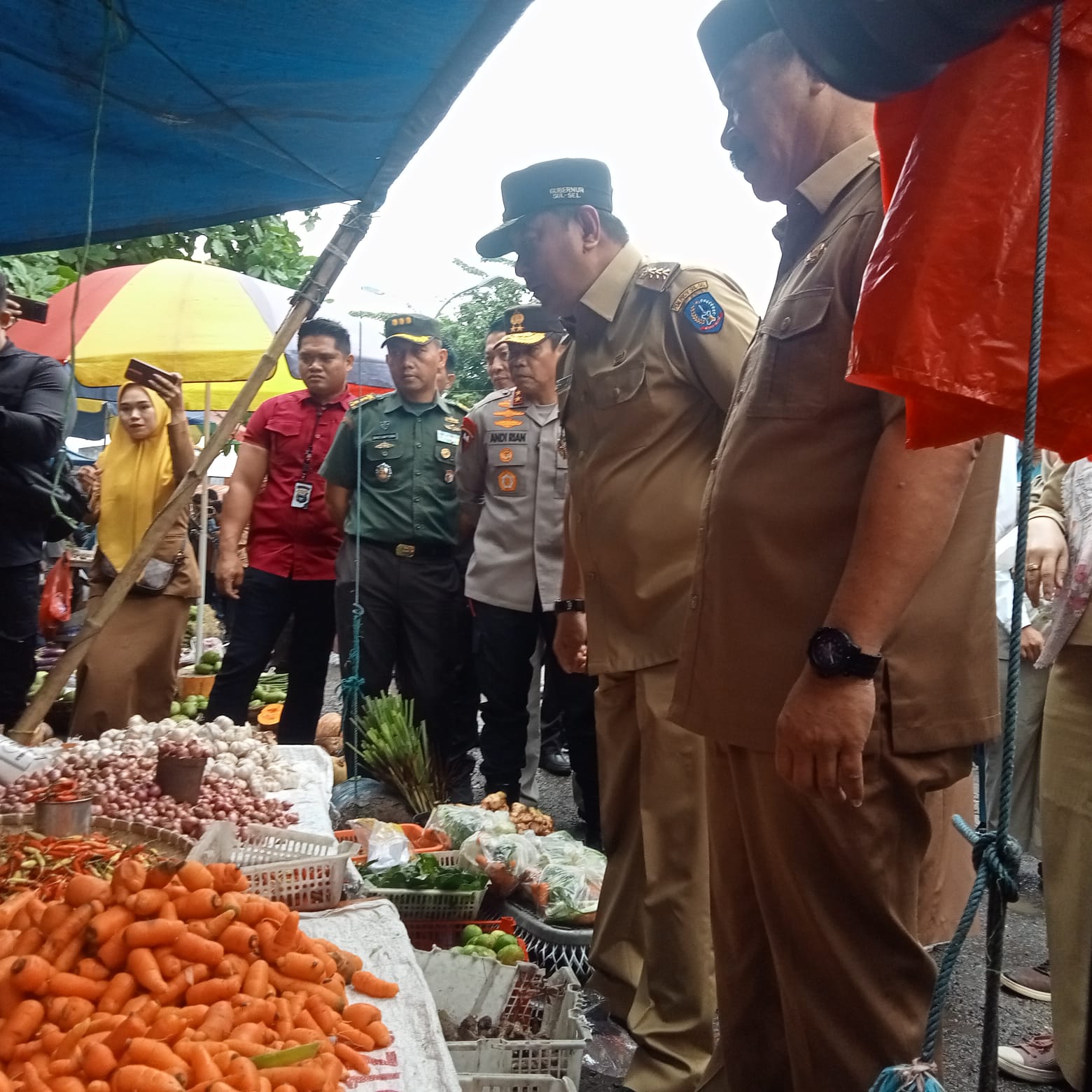 Kunjungan Pemantauan Harga Kebutuhan Pokok Pj Gubernur Sulawesi Selatan bersama Kapolda Sulawesi Selatan Dipasar Induk Minasa