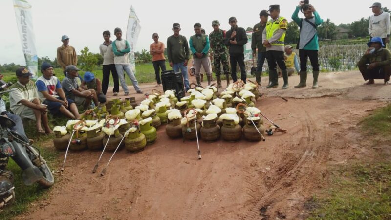 Bhabinkamtibmas Polsek SS III Bantu Warga Petani Desa Trimoharjo Basmi Hama Tikus 