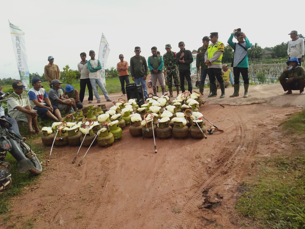 Bhabinkamtibmas Polsek SS III Bantu Warga Petani Desa Trimoharjo Basmi Hama Tikus 