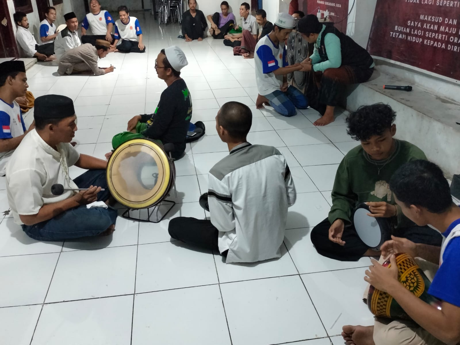 Therapy Musik Realigi Shalawat Nabi Bagian Dari Kegiataan Di LRPPN BI Cabang Banyuwangj Jawa Timur.